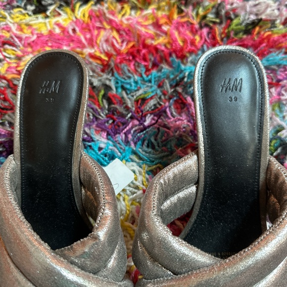 H&M METALLIC SLIDES BNWT 8.5 - Picture 2 of 6